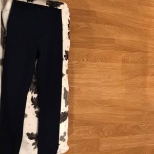 Hello. I’m selling a pair of Lululemon‘s.